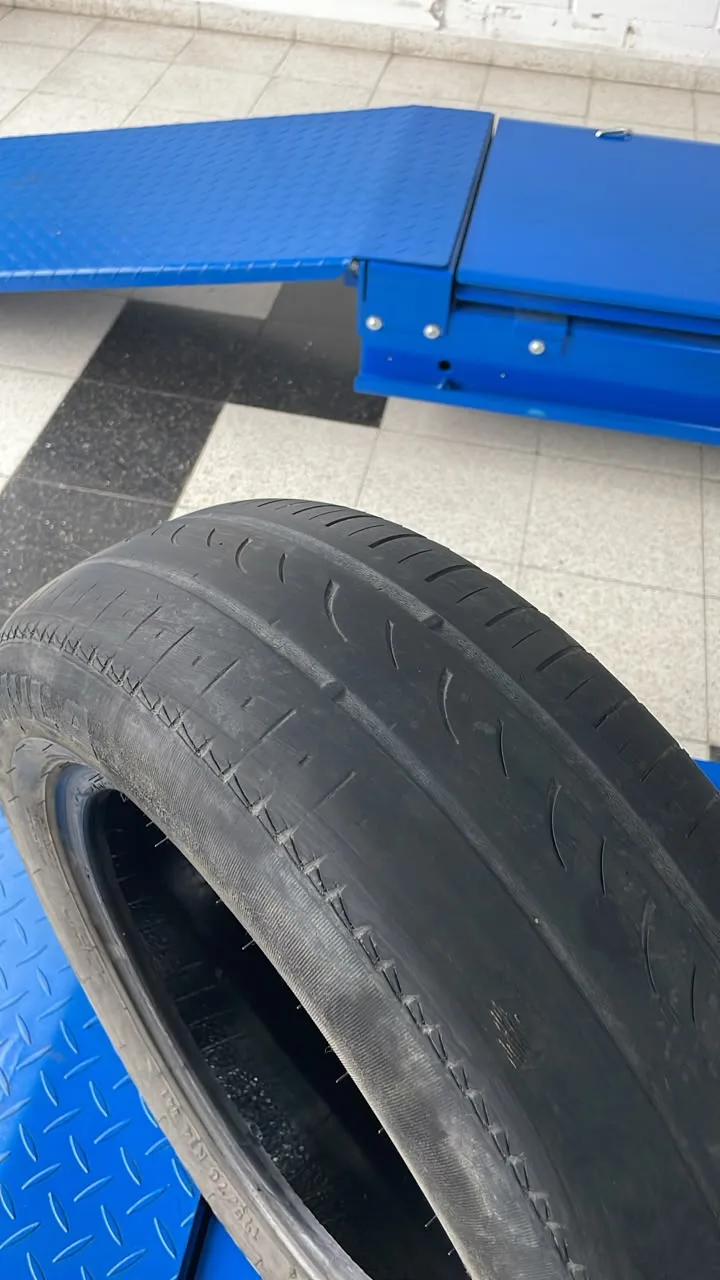 Neumático gastado hasta los testigos de desgaste
