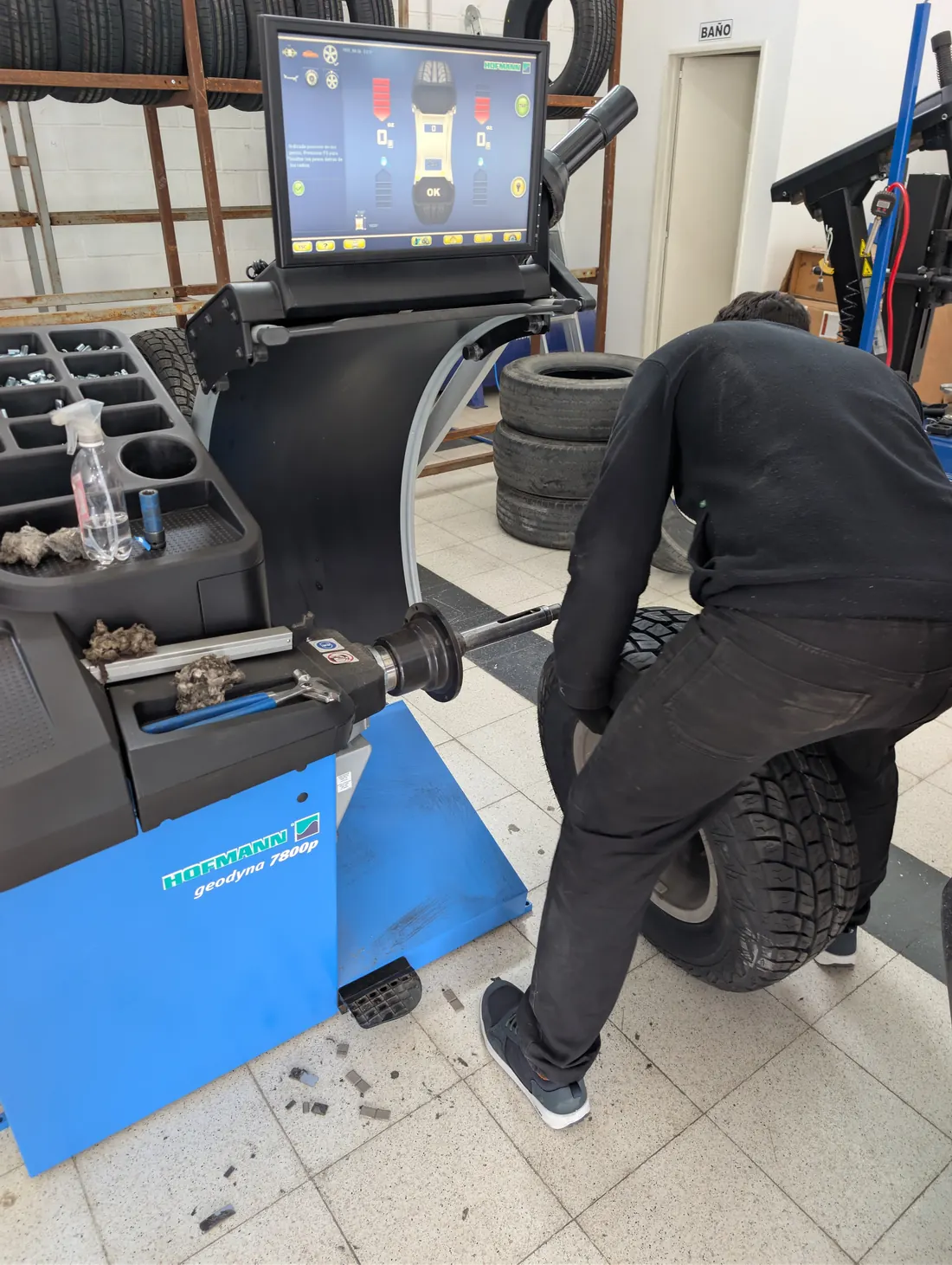 Técnico balanceando una rueda de camioneta en la balanceadora Hofmann del taller