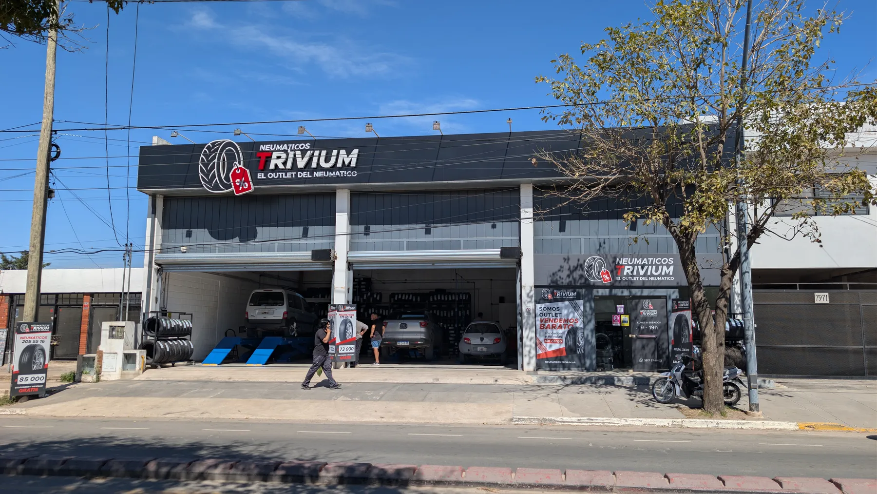 Fachada del local de Neumáticos Trivium en Argüello, Córdoba
