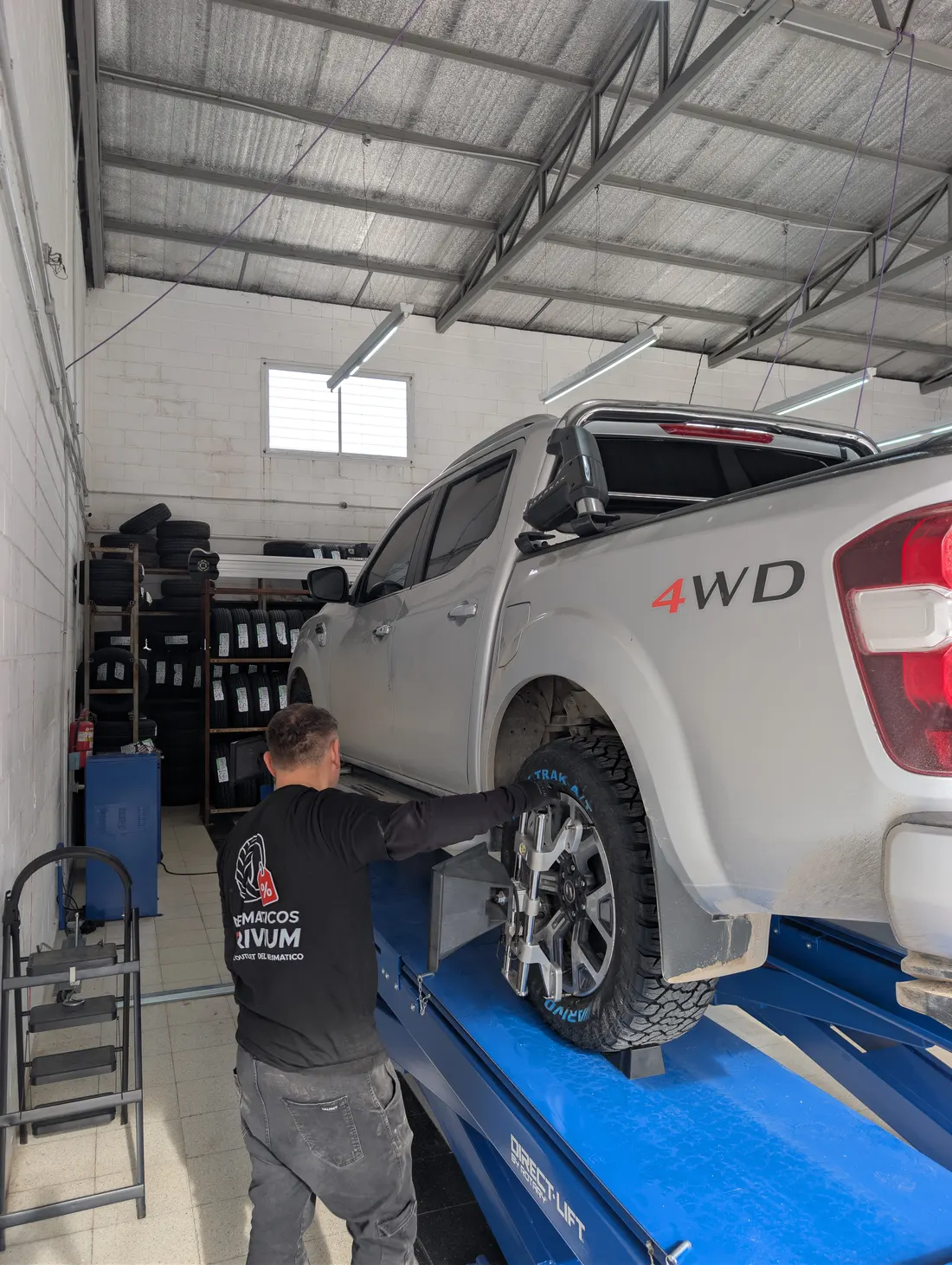 Pick-up 4x4 en el elevador para alineación en Neumáticos Trivium Córdoba