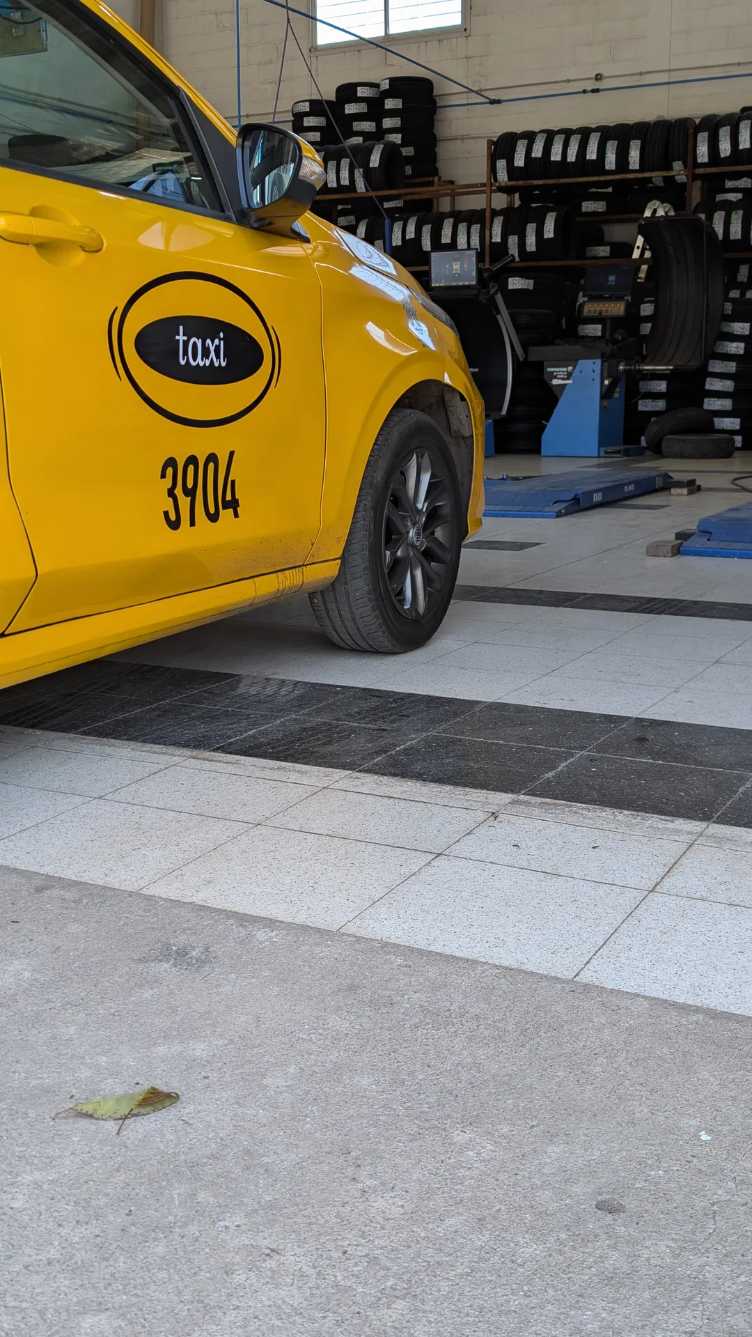 Rueda delantera de un taxi en el taller de Neumáticos Trivium