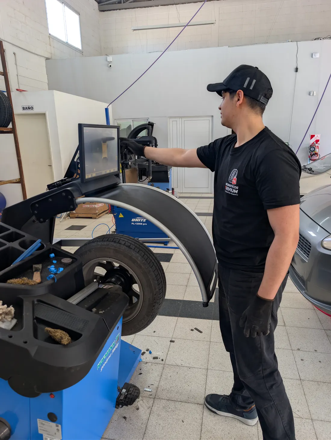 Técnico balanceando una rueda en la balanceadora del taller de Trivium